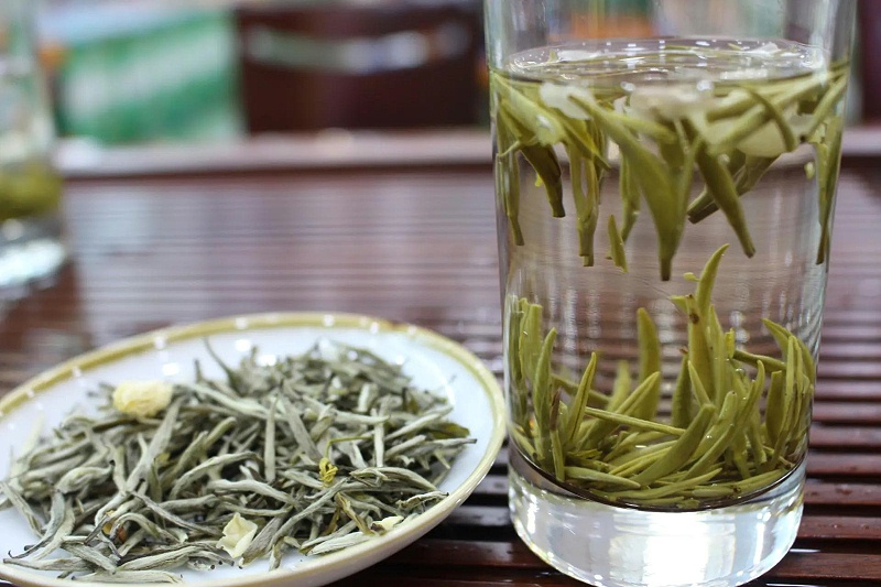 玻璃杯泡白毫銀針